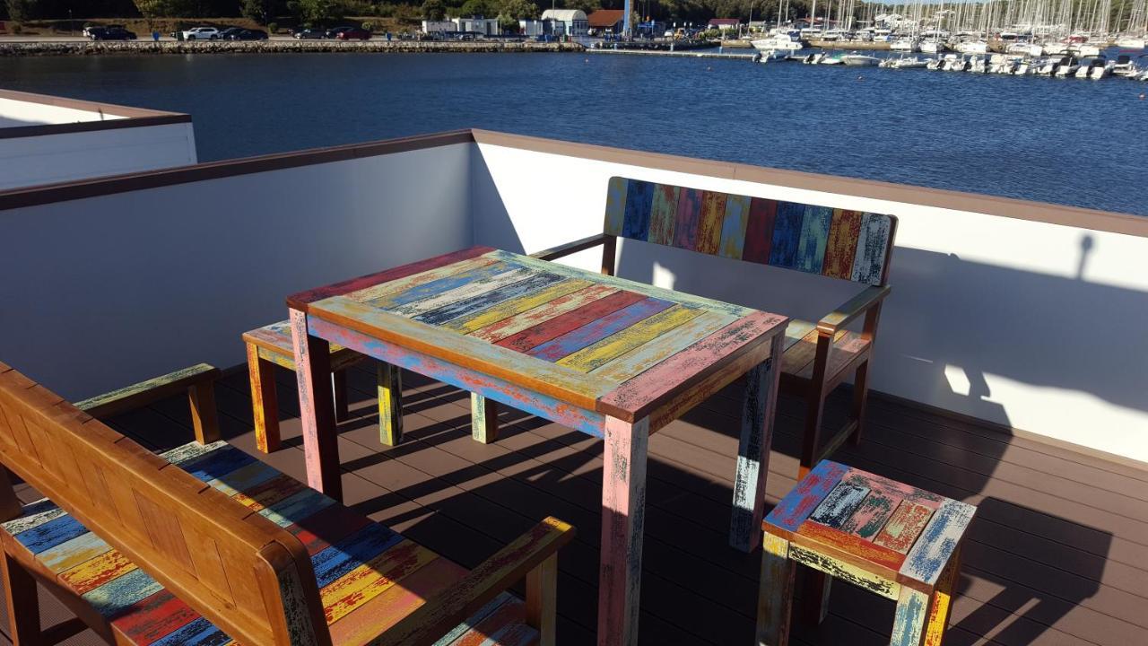 Hausboot Pula - Floating House Water Lily Hotel Exterior photo