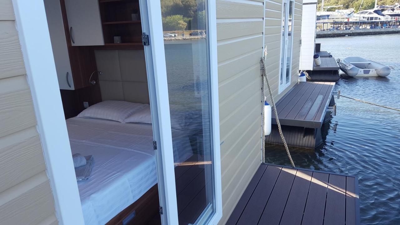Hausboot Pula - Floating House Water Lily Hotel Exterior photo