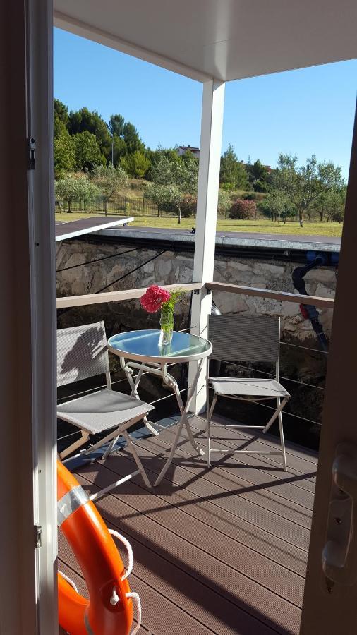 Hausboot Pula - Floating House Water Lily Hotel Exterior photo