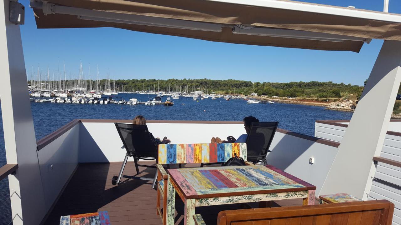 Hausboot Pula - Floating House Water Lily Hotel Exterior photo